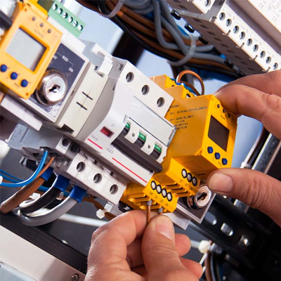 Apparecchi a montaggio in o su quadri elettrici o modulari su binario DIN 45